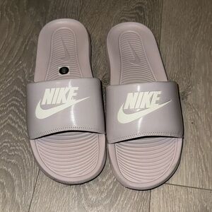 NIKE SLIDES